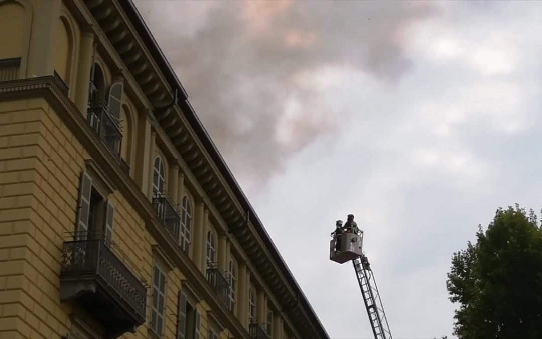 Torino, incendio in edificio in piazza Carlo Felice