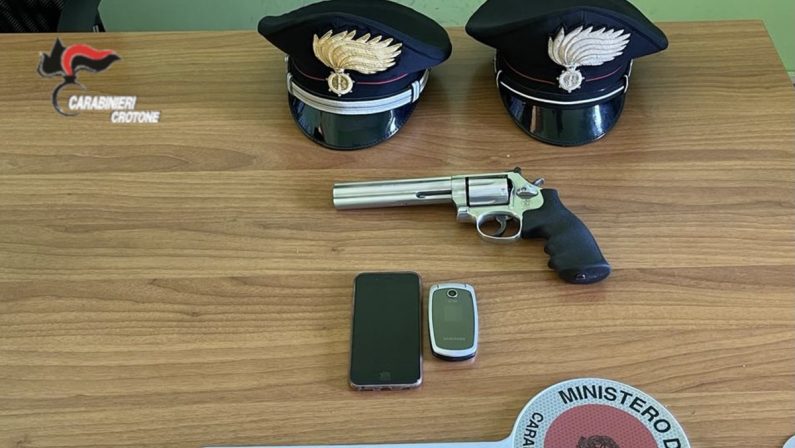 Cirò Marina: denuncia il compagno e le trovano una pistola a casa, arrestata