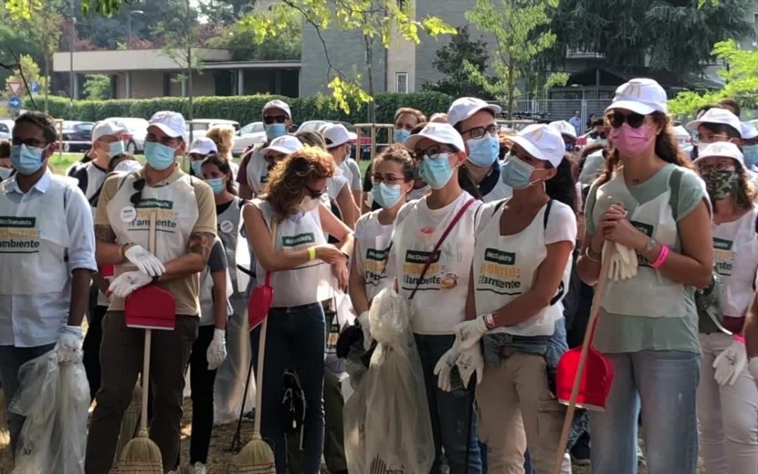 Milano, i volontari di McDonald’s puliscono parco Annarumma