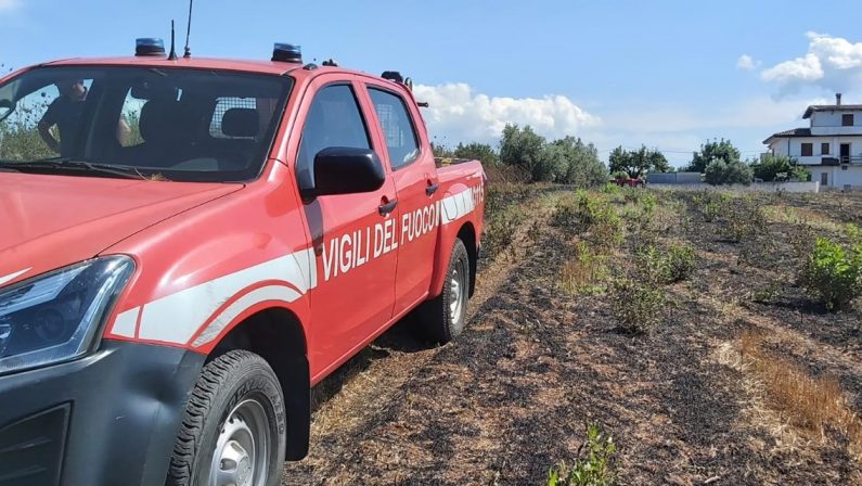 Riverso a terra a pochi metri dalle fiamme, 93enne soccorso dai Vigili del fuoco nel Vibonese