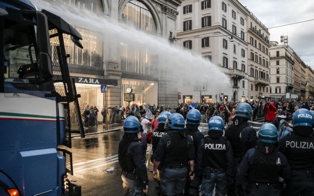 Gli scontri di Roma tra No pass e Polizia