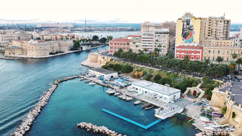 A Taranto un Nettuno gigante che affaccia sul mare, l'ultima opera di Kraser