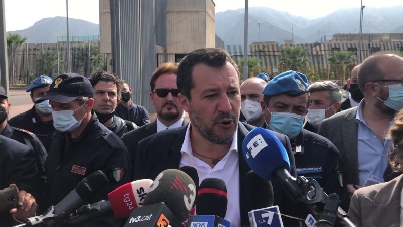 Salvini “Errore finanziare reddito cittadinanza e tagliare pensioni”