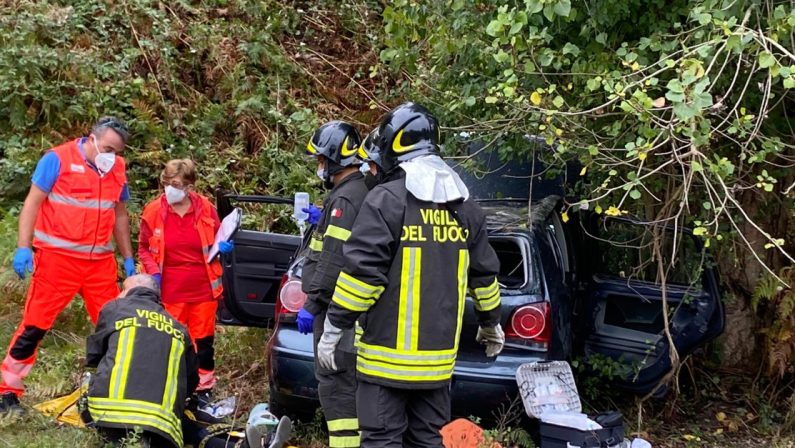 Sbanda con la sua auto nel Vibonese, donna ricoverata con diversi traumi