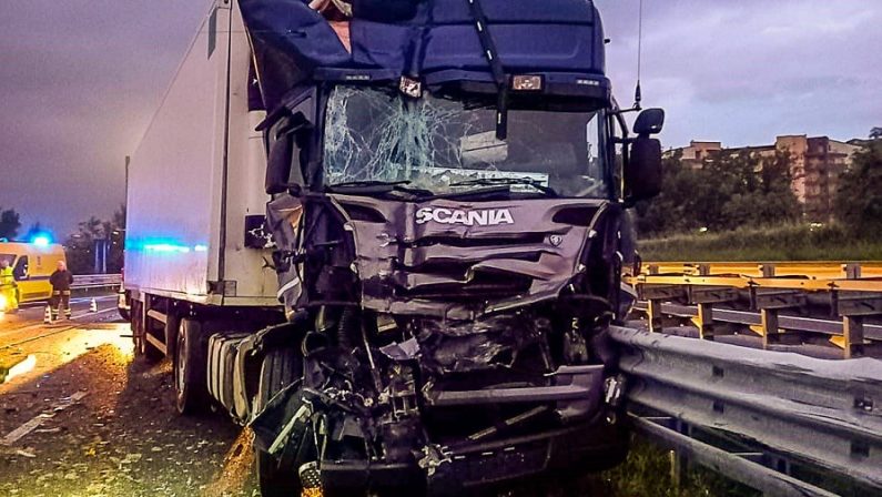 Incidenti stradali: scontro tra due Tir sull'A2 nel Cosentino, autostrada chiusa