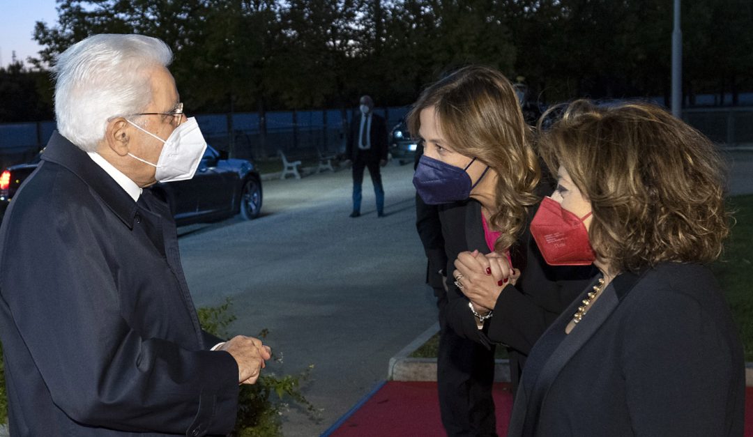 Il Presidente della Repubblica Sergio Mattarella accolto da Laura Delli Colli, Presidente della Fondazione Cinema per Roma e Claudia Mazzola, Presidente della Fondazione Musica per Roma, al suo arrivo all'Auditorium Parco della Music