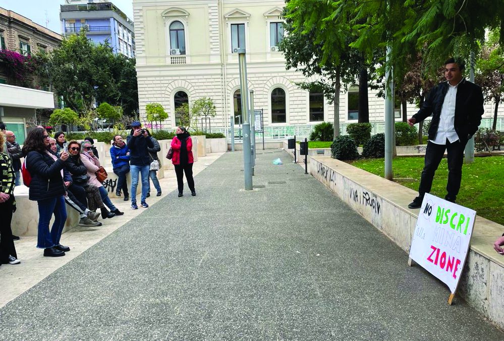 Una ventina di manifestanti in piazza Cesare Battisti