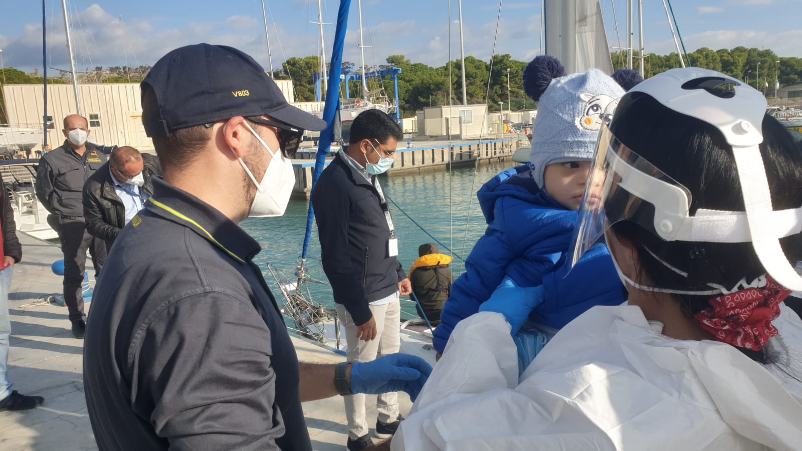 LE FOTO - Quattro Sbarchi A Roccella Ionica In Un Giorno: I Volti Dei ...