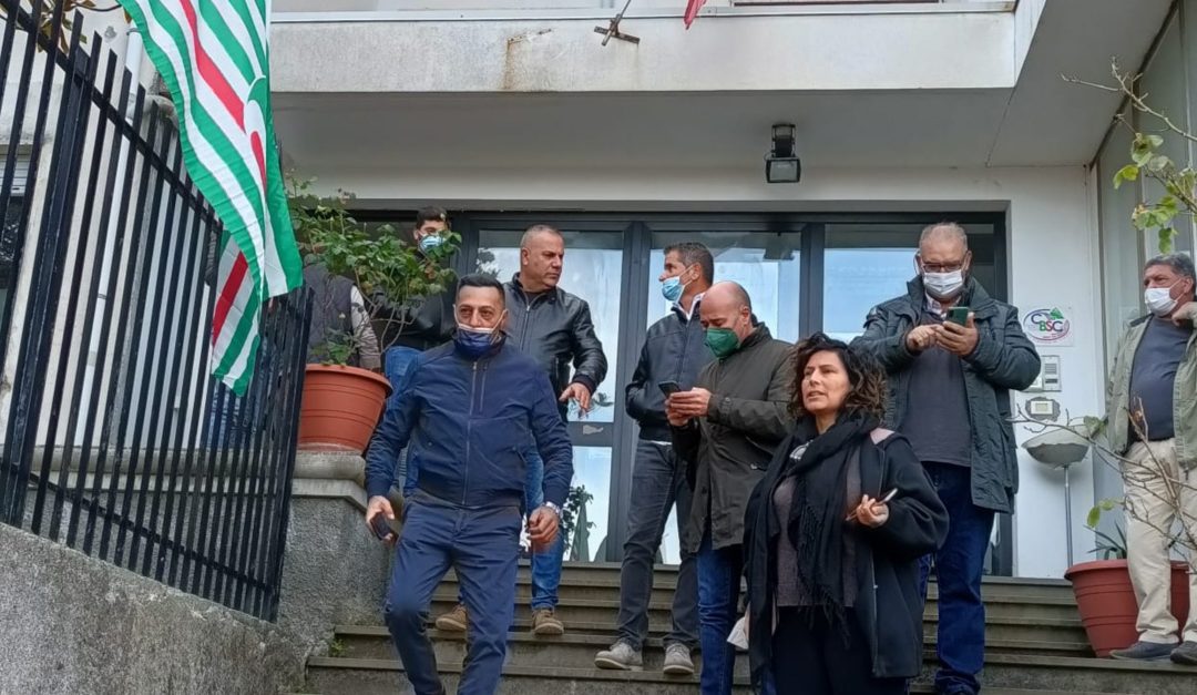 La protesta davanti alla sede del Consorzio di bonifica