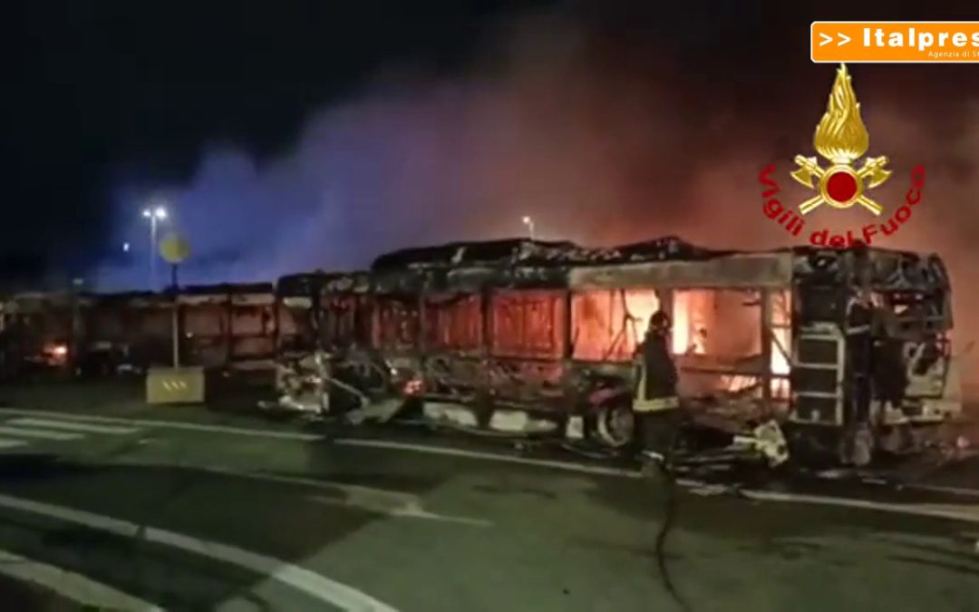 Incendio in un deposito Atac, distrutti 30 bus