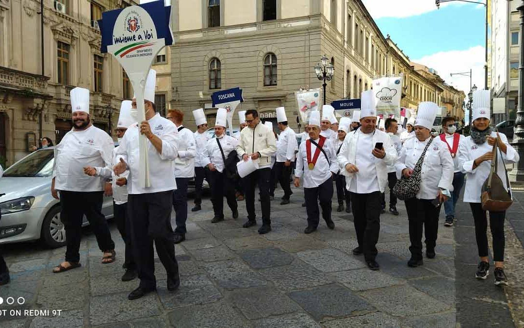 Festa nazionale del cuoco: parata di chef nel centro di Catanzaro – FOTO