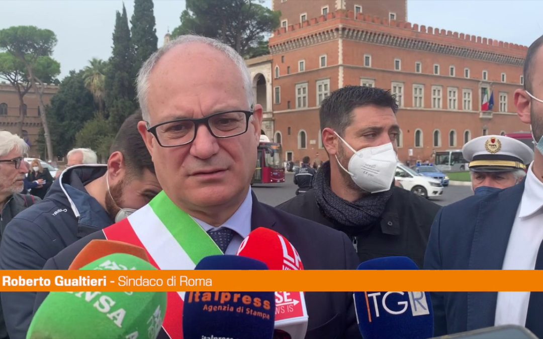 Sindaco di Roma depone corona d’alloro all’Altare della Patria