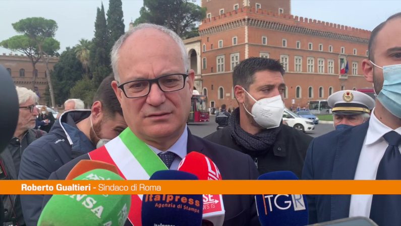 Sindaco di Roma depone corona d’alloro all’Altare della Patria