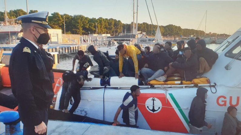 Migranti, nuovo sbarco a Roccella. Il sindaco nega la prima accoglienza per le condizioni igieniche