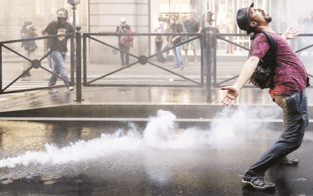 Un manifestante No pass durante gli scontri di Roma (LaPresse)