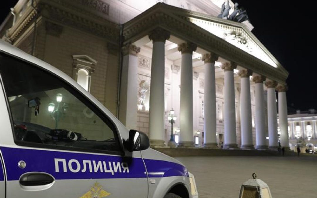 La polizia russa all'esterno del Teatro Bolshoi