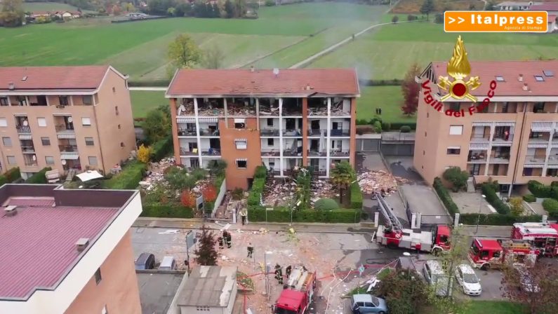 Esplosione e crollo palazzina a Pinerolo, morta un’anziana