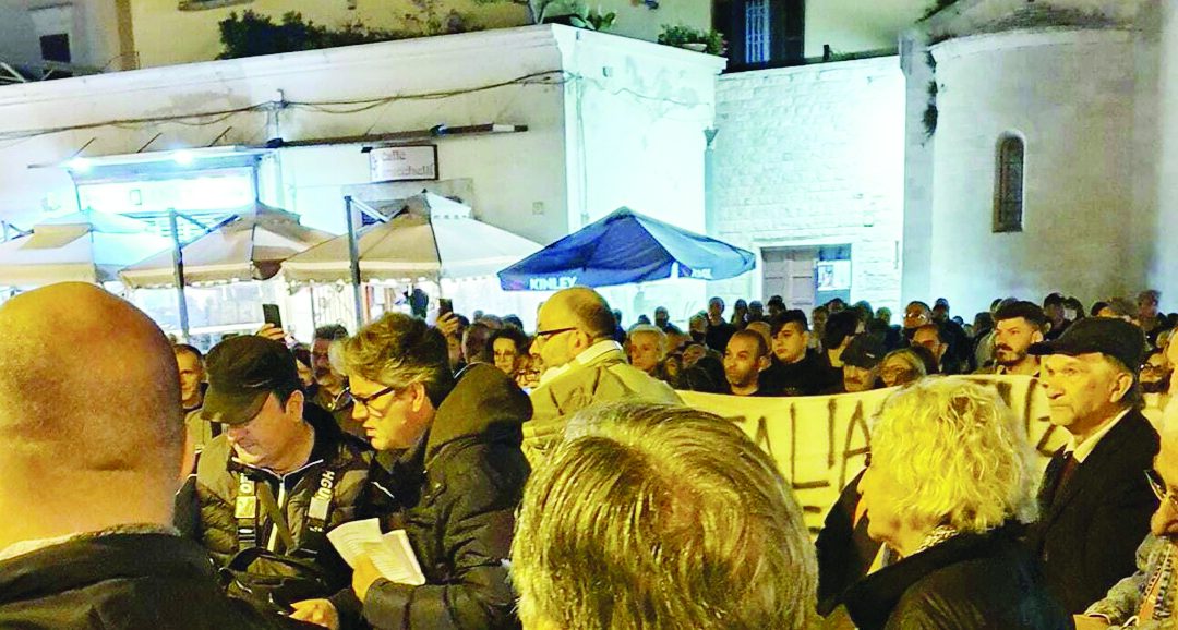 Una recente protesta contro il green pass in piazza del Ferrarese