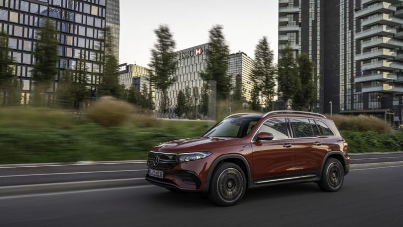 Mercedes EQB, mobilità elettrica formato famiglia