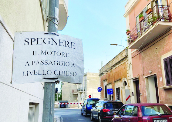 L’invito a spegnere i motori prima del passaggio a livello