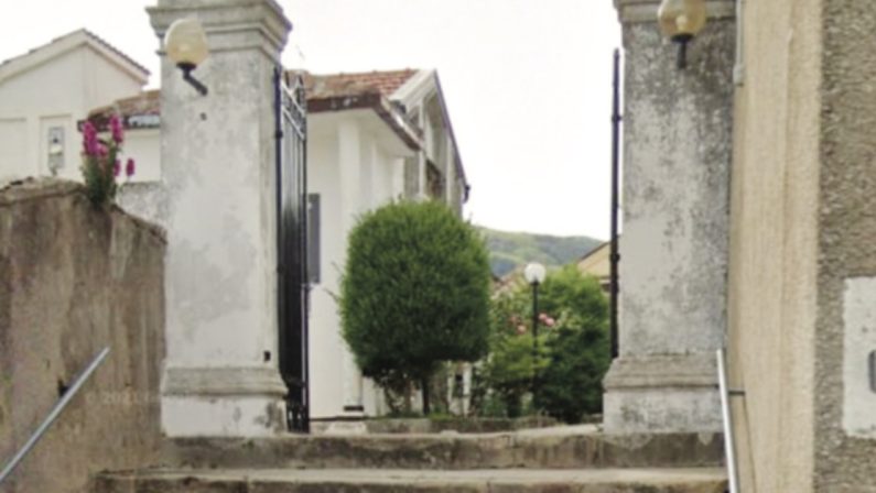 I carabinieri beccano il vandalo del cimitero: un pensionato ha sporcato la lapide di una defunta
