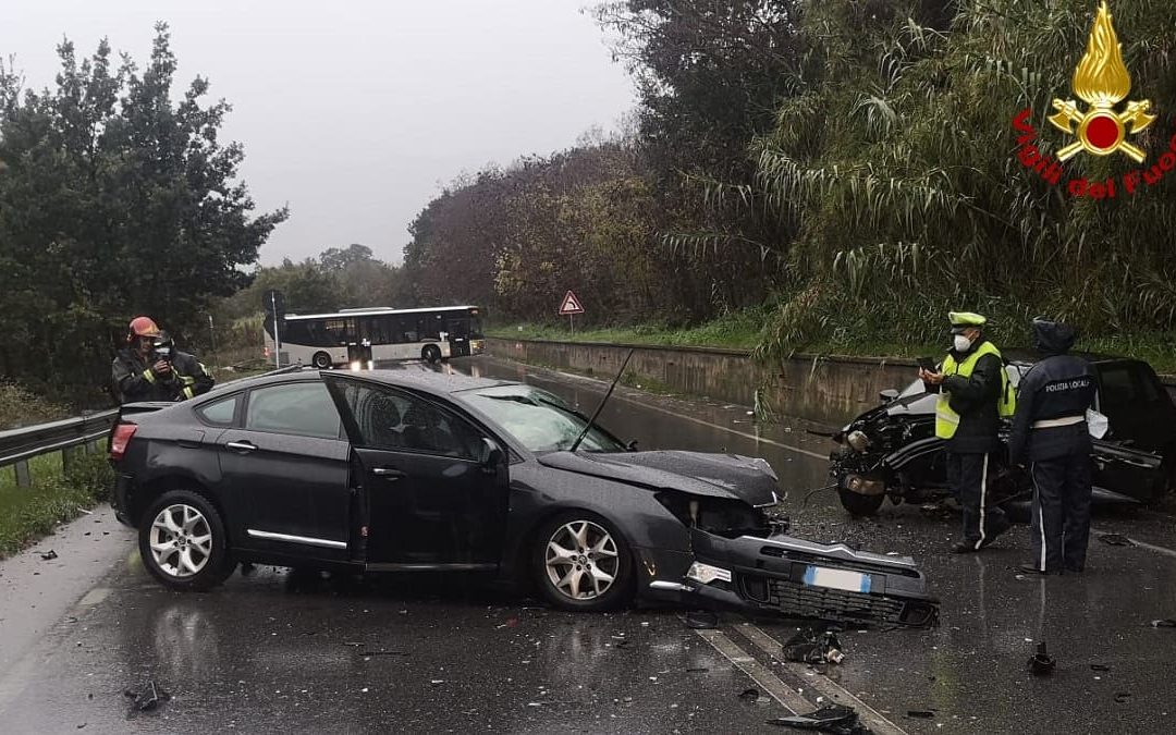 Le auto dopo lo scontro frontale