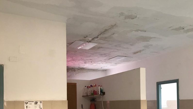 Infiltrazioni d’acqua dal soffitto, chiude la scuola dell’Infanzia Ginzburg di Cosenza