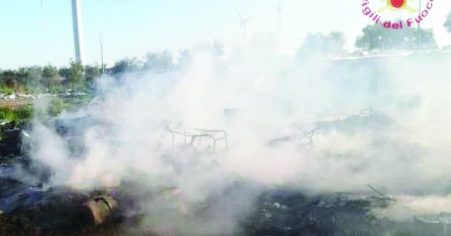 Incendio al campo nomadi nel foggiano, due bimbi uccisi dalle fiamme nel sonno