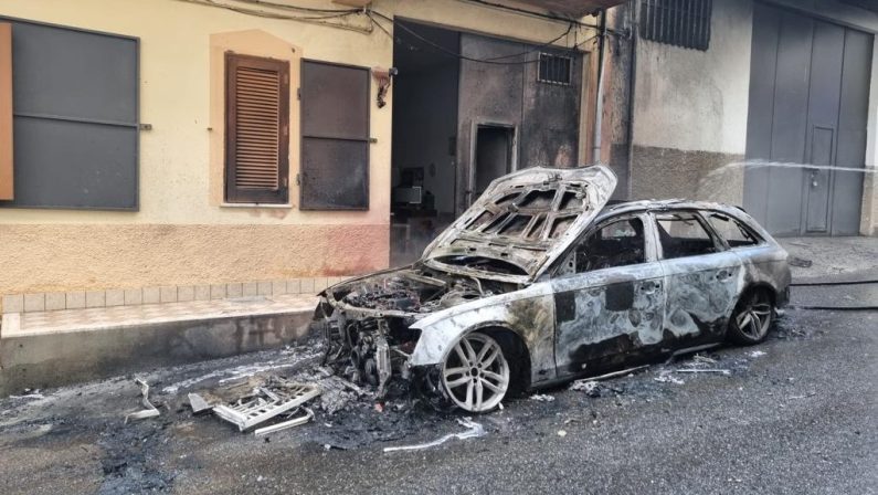 Incendiata l’auto del figlio del killer dei Grande Aracri: interrogativi sul movente
