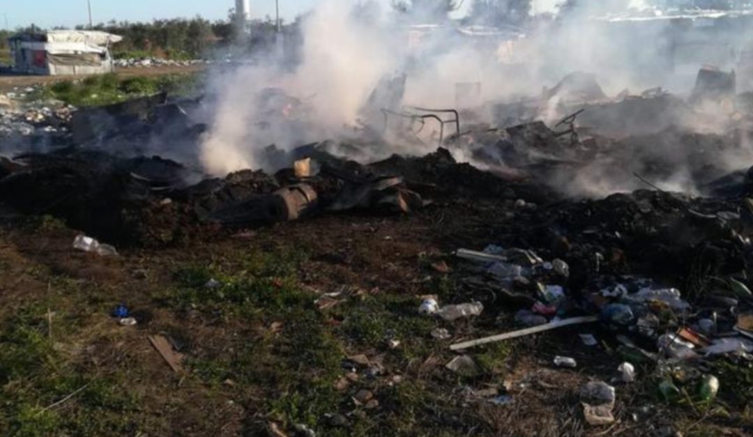 Quello che resta dopo l'incendio nel campo nomadi di Stornara