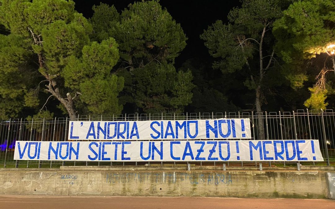 Lo striscione comparso ieri