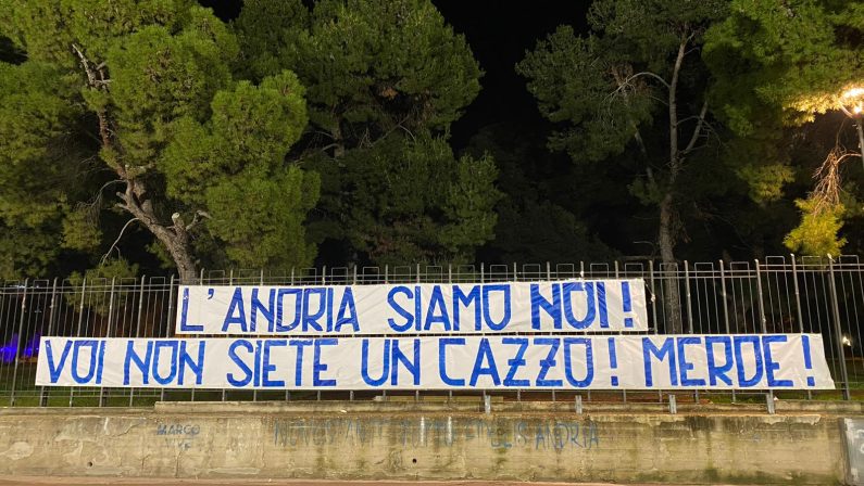 Il tifo organizzato dalla Fidelis Andria si schiera