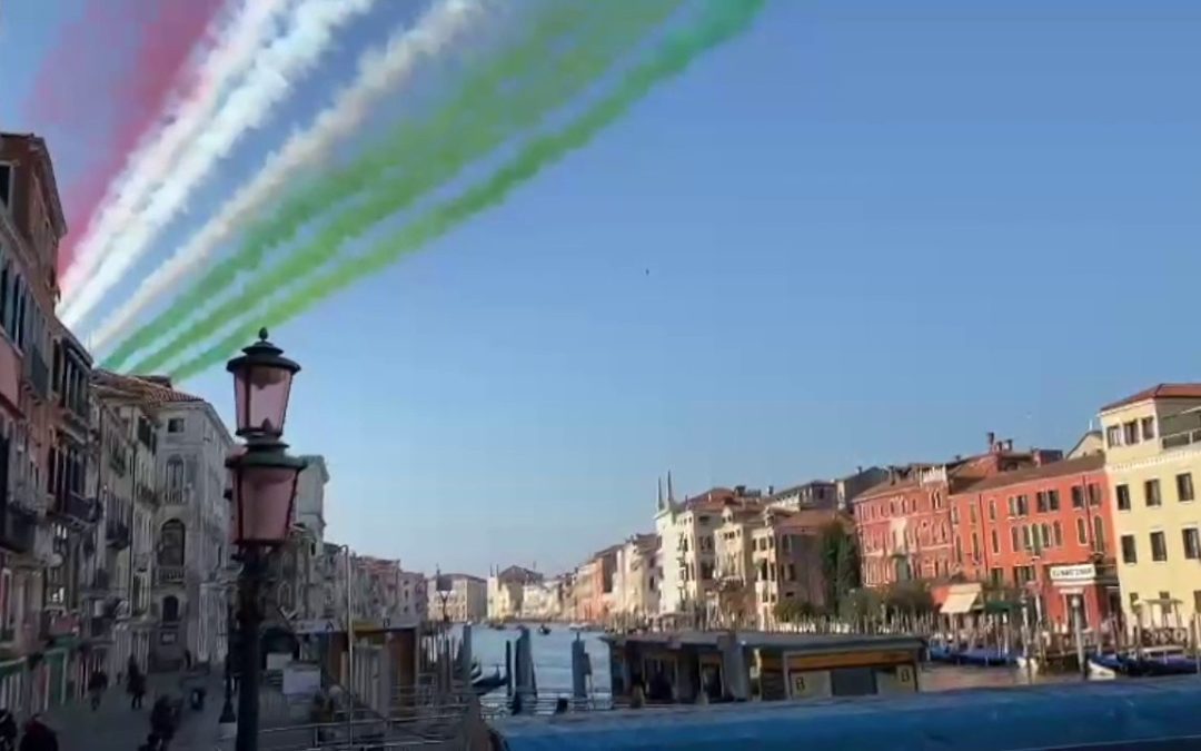 Milano-Cortina, Frecce Tricolori sul cielo di Venezia