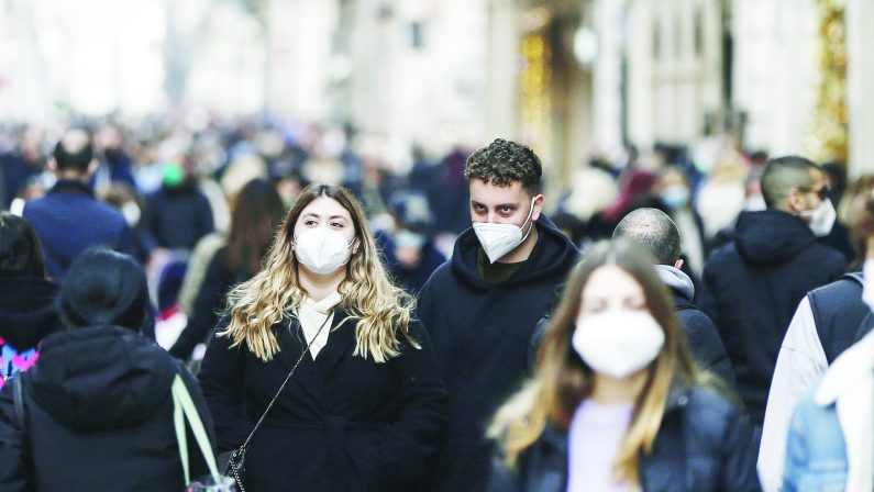 Mascherine ancora per un mese ma solo in alcuni luoghi