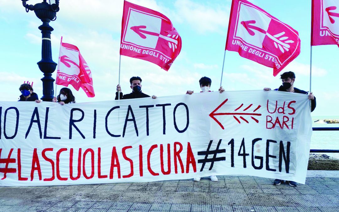 Un momento della manifestazione ieri a Bari