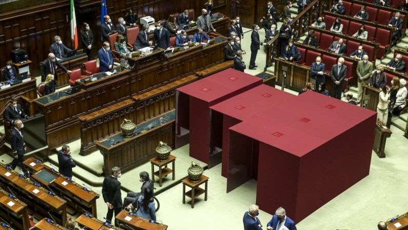 Quirinale, nuova fumata nera: Mattarella supera quota 160 nella quarta votazione