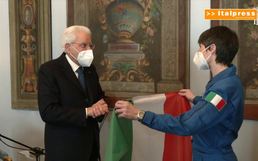 Mattarella consegna a Cristoforetti Tricolore che andrà nello spazio