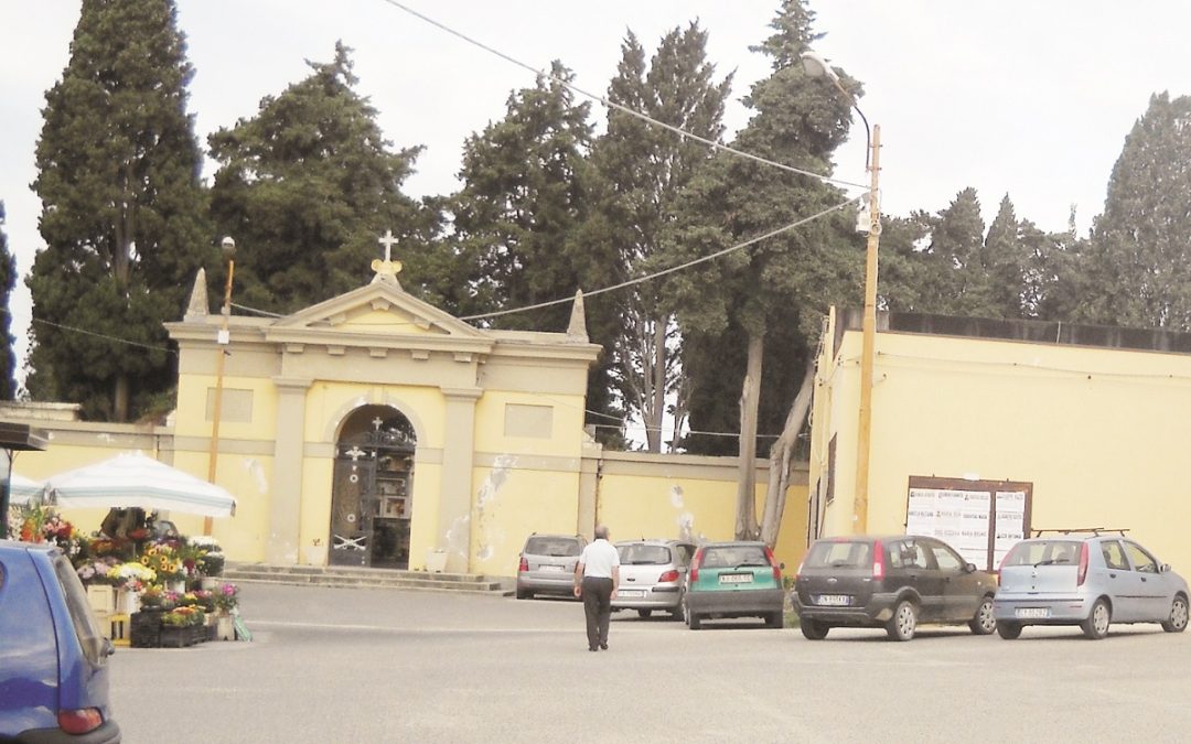 L'ingresso del cimitero di Catanzaro lido