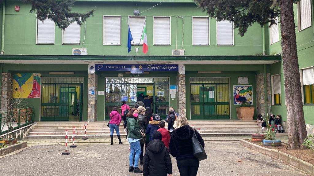 La fila di genitori e bambini davanti a un istituto scolastico di Cosenza