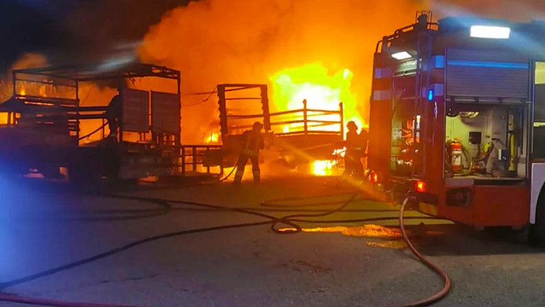 Corigliano Rossano, in fiamme un'azienda agricola