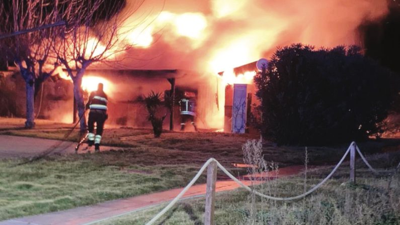 In fiamme il lido Blu Ice, distrutta la struttura di S. Maria del Cedro