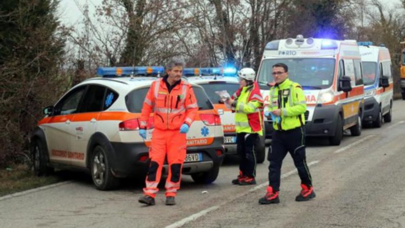 Scontro tra un'auto e un pullman nel Bresciano, morti cinque giovani