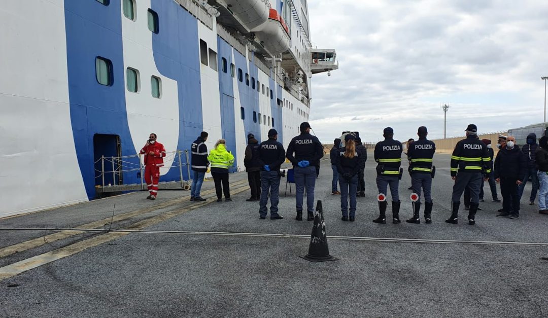 La nave quarantena nel porto di Gioia Tauro