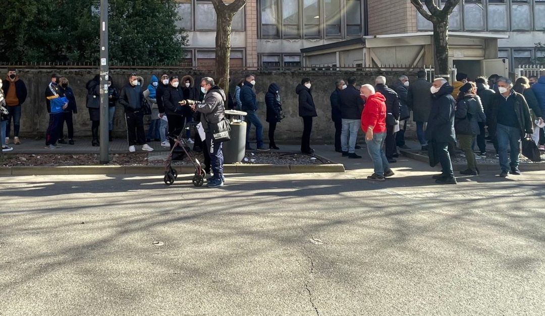 La fila davanti al punto vaccini dell'ospedale dell'Annunziata a Cosenza