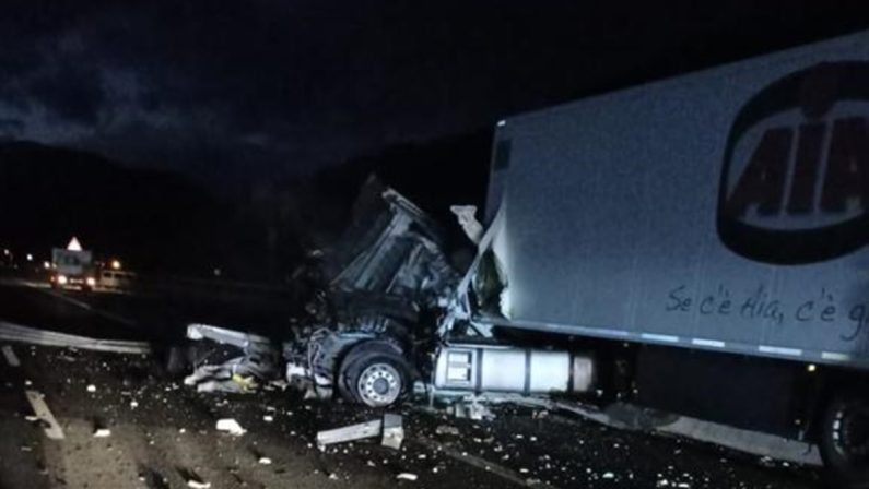 Tir fuori strada sull’A2 a Campotenese, il carico finisce sulla carreggiata