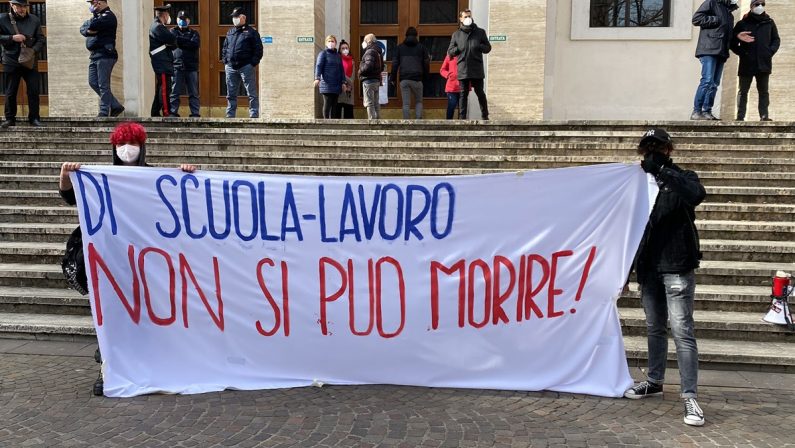 Cosenza, studenti in piazza per ricordare il 18enne morto in fabbrica a Udine