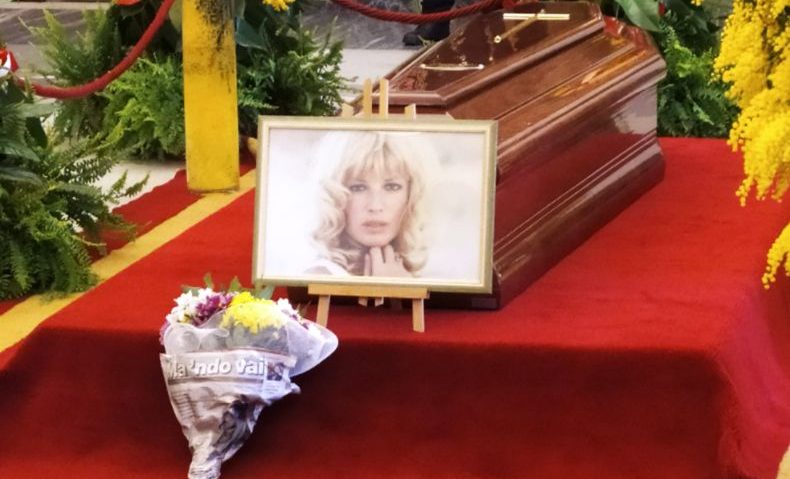 Monica Vitti, la camera ardente tra mimose, foto e video