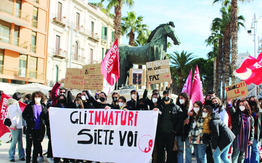 Studenti in piazza contro la seconda prova: «Ci stanno negando il futuro»