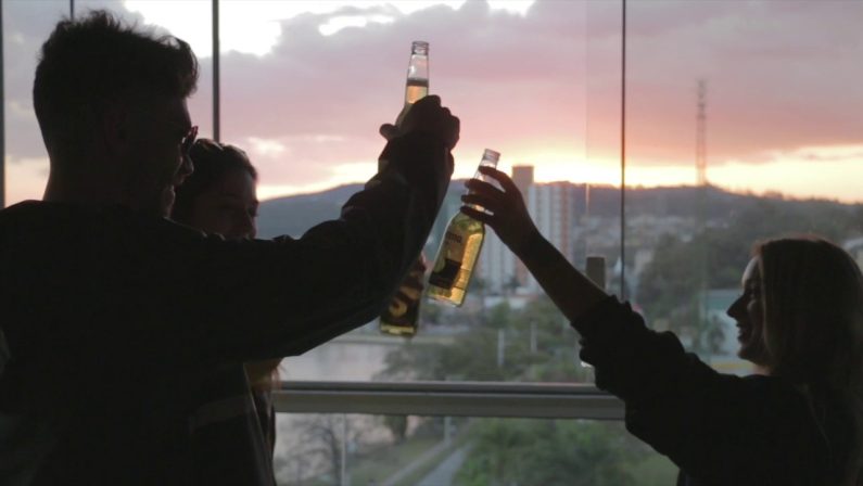 Il binge drinking, l’abbuffata di alcolici letale per gli adolescenti