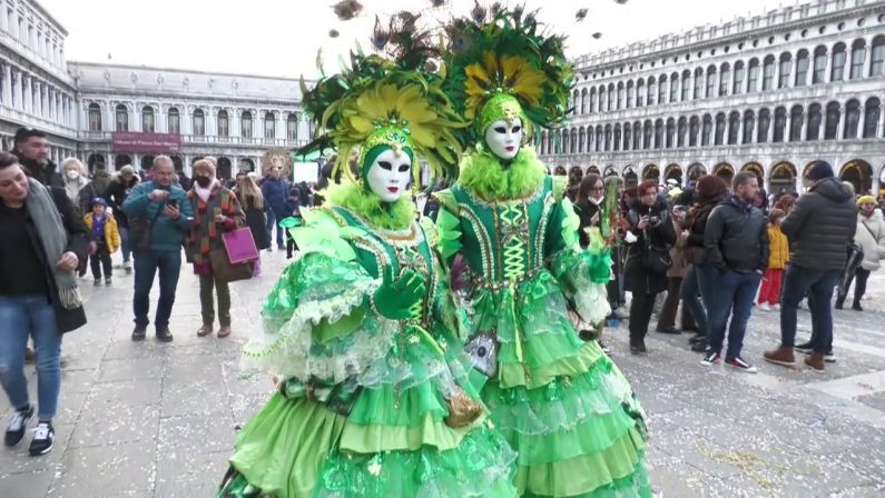 Carnevale, a Venezia tornano le maschere ed è boom di turisti